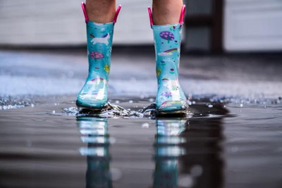 Comment choisir les bottes de pluie parfaites pour votre petite aventurière ?